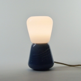 La lampe à poser Duo - Collection Moire - Bleu gris - Atelier George - Photo ©Atelier George