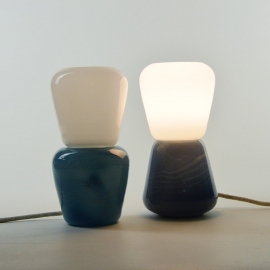 La lampe à poser Duo - Collection Moire - Turquoise et Bleu gris - Atelier George - Photo ©Atelier George