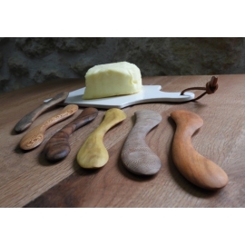 Couteaux à beurre en bois de Fabien Haurat - Planche en faïence Moana - Photo©GARANCE CASSIEN