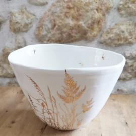 Saladier "envolée de plantes dorées" en porcelaine blanche - Myriam Aït Amar - Photo ©GARANCE CASSIEN