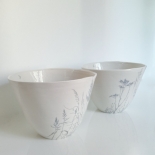 Saladier "envolée bleue de plantes" en porcelaine blanche - Myriam Aït Amar - Photo ©GARANCE CASSIEN