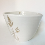 Saladier "envolée de plantes dorées" en porcelaine blanche - Myriam Aït Amar - Photo ©GARANCE CASSIEN