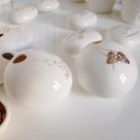 Soliflore rond porcelaine et or à poser de Myriam Aït Amar - Photo © GARANCE CASSIEN