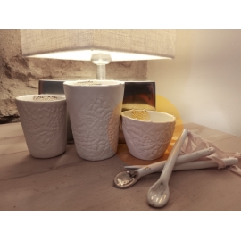 Tasse Expresso, Tasse gobelet, et touillettes "nuée d'or" en porcelaine blanche - Myriam Aït Amar - Photo ©GARANCE CASSIEN