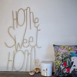 Home Sweet Home - Mot de décoration murale en métal doré -  Zoé Rumeau - Pot Myriam Ait Amar - Photo © GARANCE CASSIEN