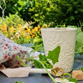gobelet M et cuillère en porcelaine - Myriam Aït Amar - Torchon Fleurs d'été  Linge Particulier - Photo ©GARANCE CASSIEN