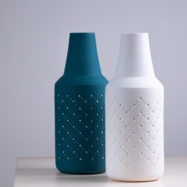 Vase bouteille en porcelaine - Bleu paon et blanc - Atelier bog - Brice Corbizet - Photo © Brice Corbizet