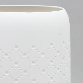 Lampe en porcelaine contemporaine - Blanc - losanges détail 1 - Atelier bog - Photo © Brice Corbizet