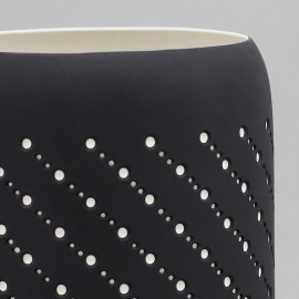Lampe en porcelaine contemporaine - Noir - obliques détail 1 - Atelier bog - Photo © Brice Corbizet