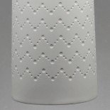 Suspension cylindre en porcelaine - Blanc - grand - chevrons - détail - Atelier bog- Photo © Brice Corbizet