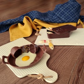 Washed linen tea towel - Honey & Dark blue Checks - Linge Particulier - chopping board Moana _ Photo © GARANCE CASSIEN