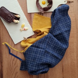 Washed linen tea towel - Honey & Dark blue Checks - Linge Particulier - chopping board Moana _ Photo © GARANCE CASSIEN